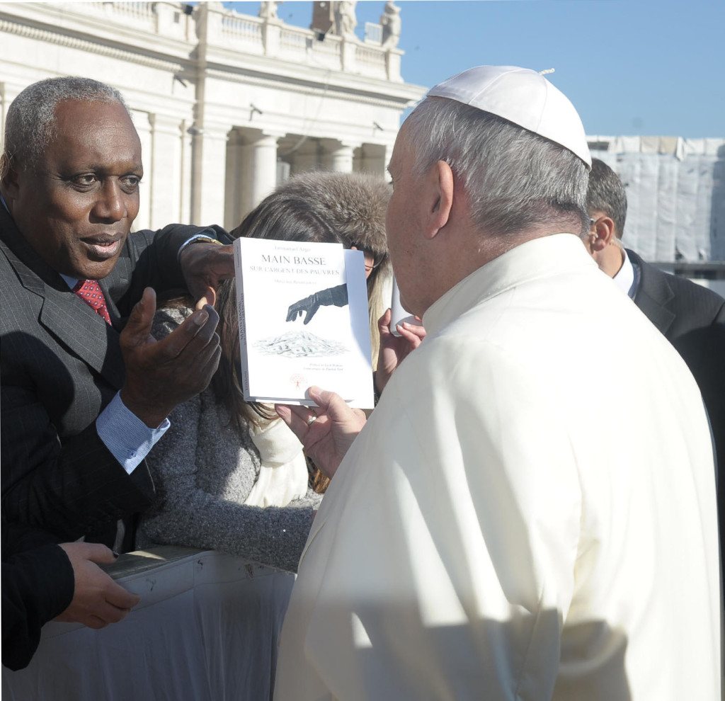 Emmanuel Argo présente son livre au pape François